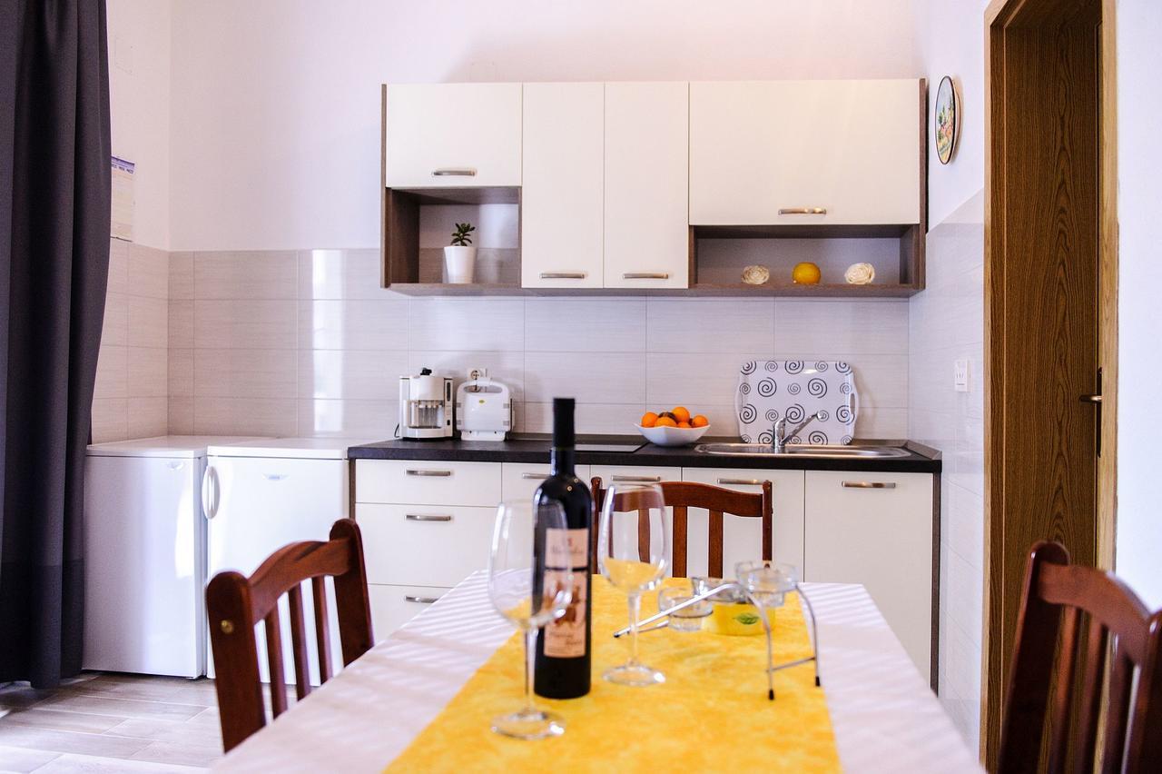 Apartments Mila Marina Zewnętrze zdjęcie
