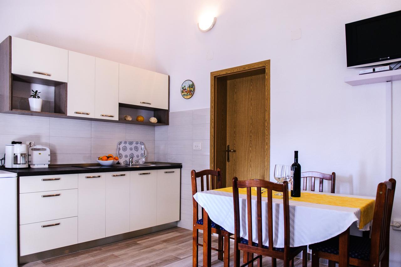 Apartments Mila Marina Zewnętrze zdjęcie